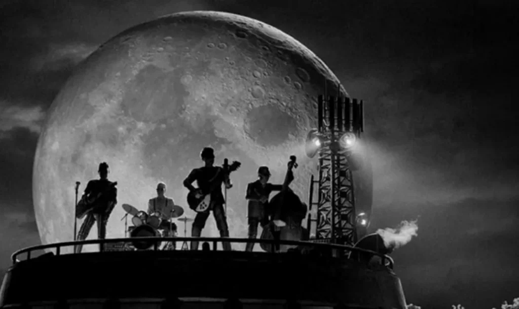 Los Tres tocando sobre una torre frente a la luna llena, video de INRI